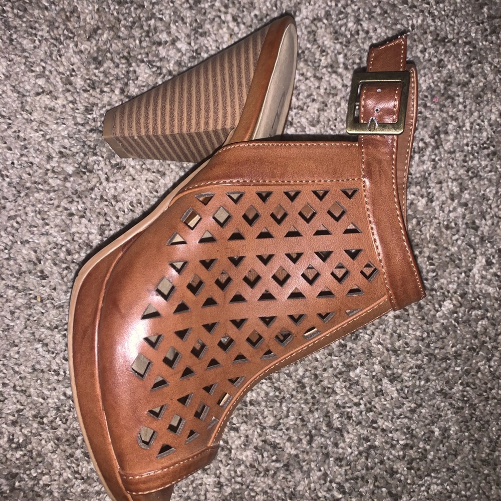 Size 7 cl by laundry heels! Gently used!